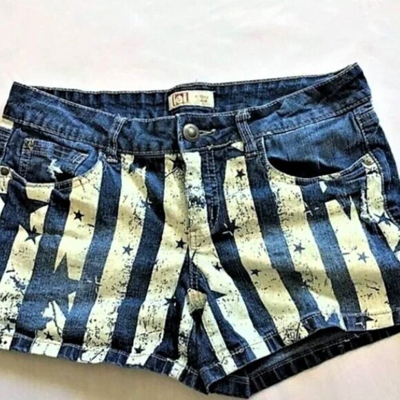 L.E.I ASHLEY LOW RISE STARS AND STRIPES JEAN SHORTS - Picture 3 of 5